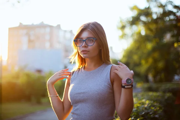 在大街上戴眼镜的金发女孩 — 图库照片