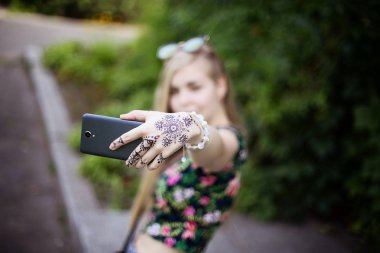 Kız selfie çekiyor.