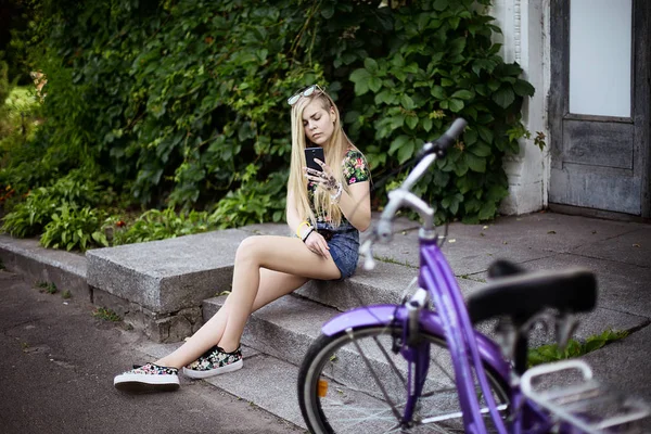 Mädchen mit dem Fahrrad — Stockfoto