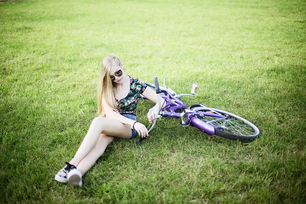 女孩用自行车 — 图库照片
