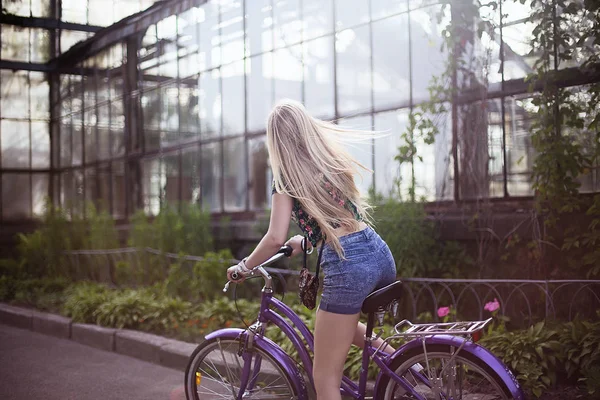 Menina com a bicicleta — Fotografia de Stock