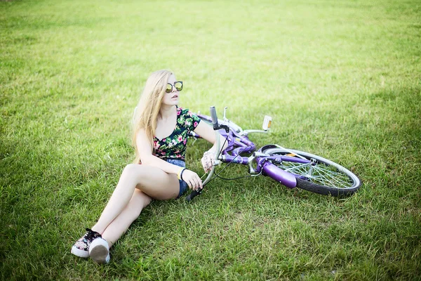 女孩用自行车 — 图库照片