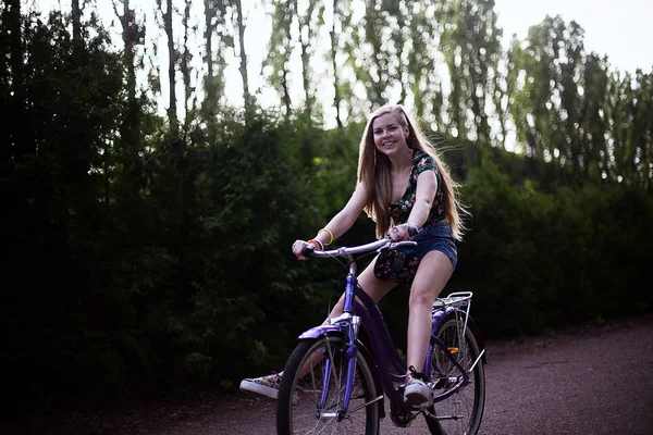 Lány lovaglás a bicikli — Stock Fotó