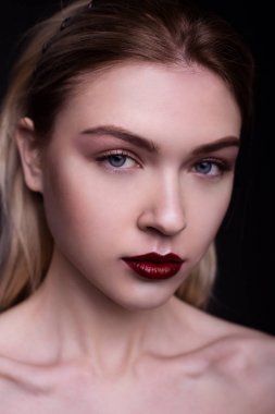 Portre ile kızın stüdyoda makyaj 