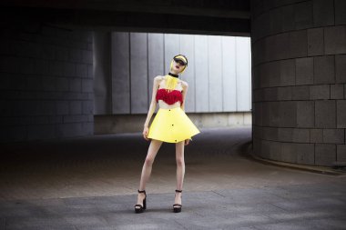 Plastik aksesuarlar giyen kız portresi