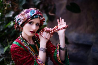 Tropikal Bahçe etnik giysili kadın