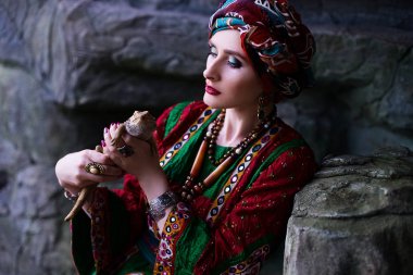 Tropikal Bahçe etnik giysili kadın