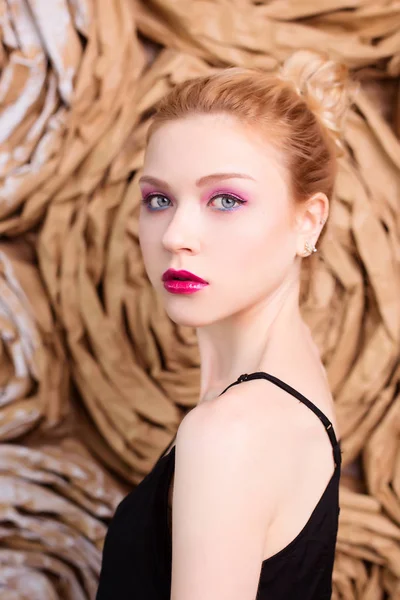 Porträtt av flicka med rosa make up i studio — Stockfoto