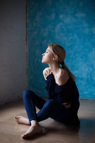 Портрет блондинки в голубом свитере — стоковое фото