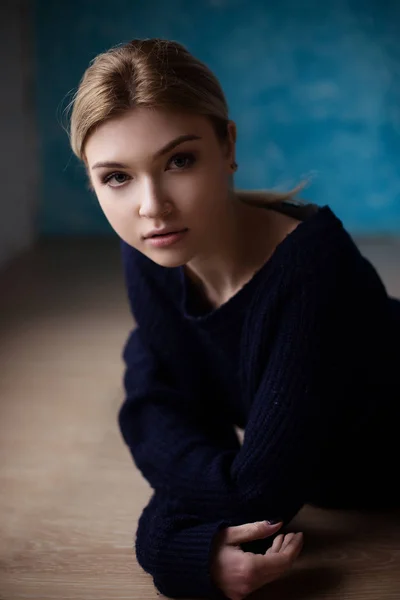 Porträtt av blond flicka i blå tröja — Stockfoto