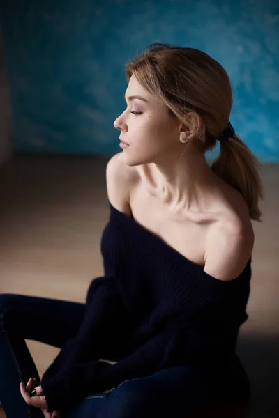 Retrato de menina loira em camisola azul — Fotografia de Stock