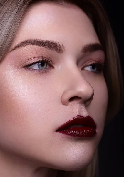 Retrato de chica con maquillaje en el estudio — Foto de Stock