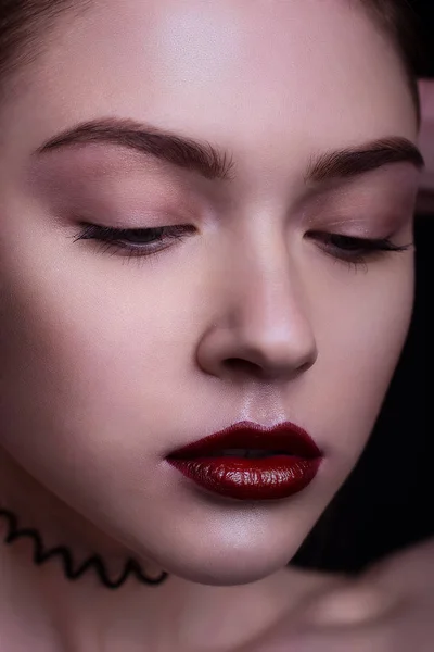 Portrait de fille avec maquillage en studio — Photo