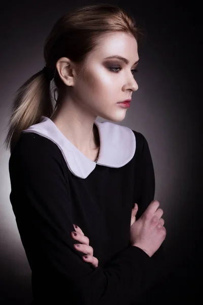 Portret van een meisje met make-up in studio — Stockfoto