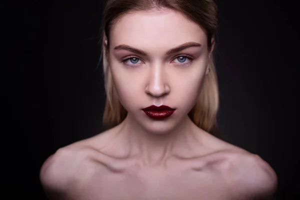 Retrato de menina com maquiagem em estúdio — Fotografia de Stock
