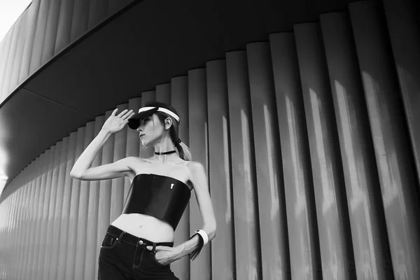 Portrait noir et blanc de fille portant des accessoires en plastique — Photo