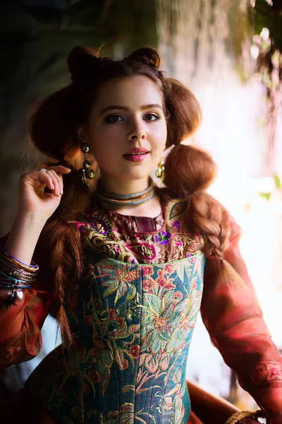 Дівчина в етнічному одязі в тропічному саду — стокове фото