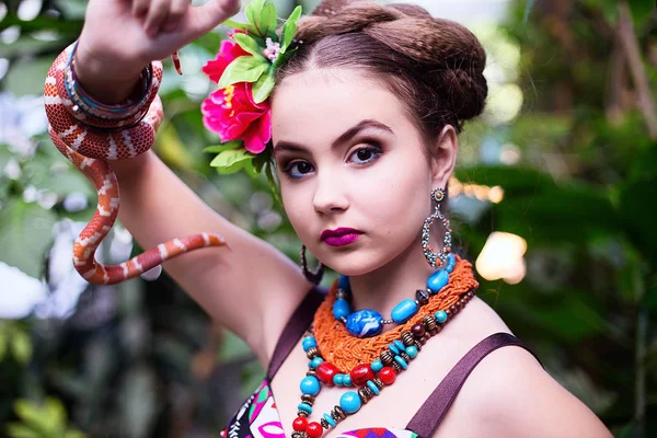 Chica en ropa étnica en el jardín tropical — Foto de Stock