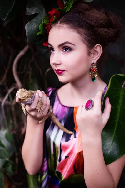 トロピカル ガーデンでの民族衣装の女の子 — ストック写真