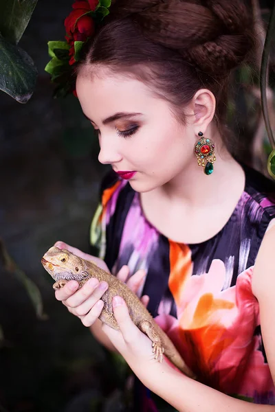 Дівчина в етнічному одязі в тропічному саду — стокове фото