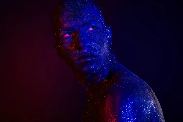 Man in de glitters lichaam kunst in studio — Stockfoto