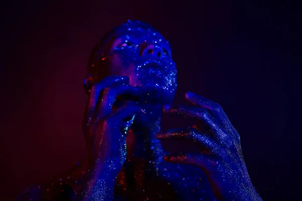 Homem em glitters body art no estúdio — Fotografia de Stock