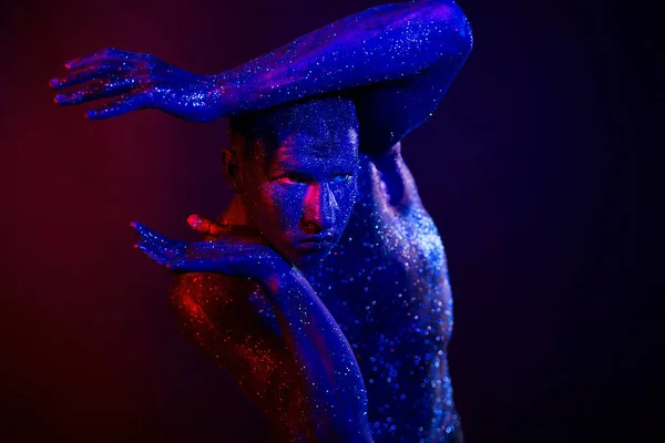 Homem em glitters body art no estúdio — Fotografia de Stock