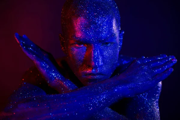 Homme en paillettes body art en studio — Photo