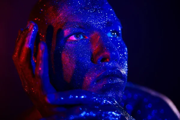 Man in de glitters lichaam kunst in studio — Stockfoto