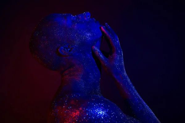 Man in de glitters lichaam kunst in studio — Stockfoto