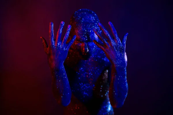 Man in de glitters lichaam kunst in studio — Stockfoto