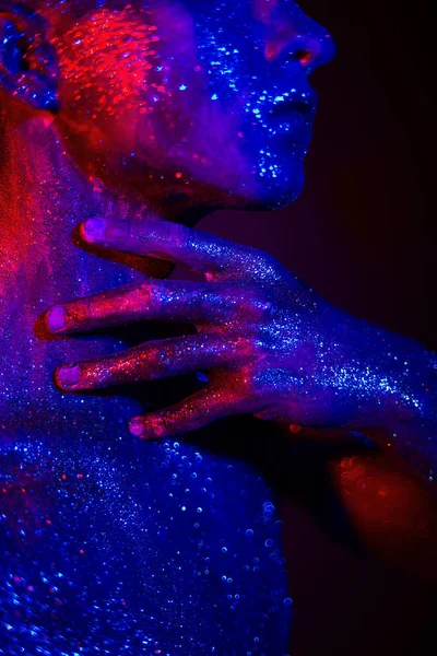 Homme en paillettes body art en studio — Photo