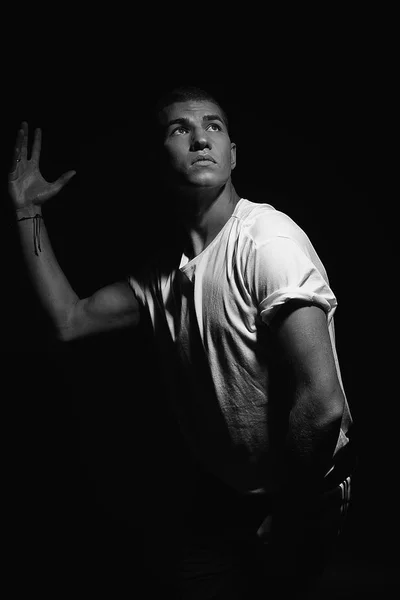 Черно-белый портрет танцовщика в белой футболке в студии — стоковое фото