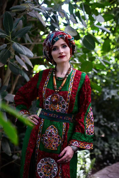 Портрет женщины в этнической одежде — стоковое фото