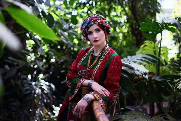 Retrato de mujer vestida con ropa étnica —  Fotos de Stock