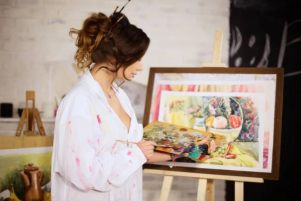 Menina pintor no estúdio em camisa branca — Fotografia de Stock