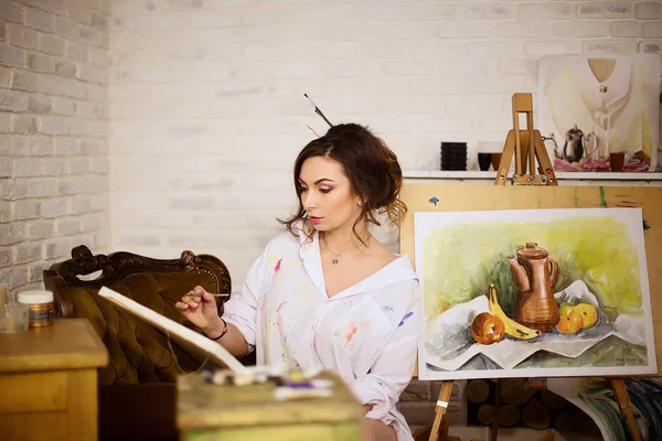 Ζωγράφος κοπέλα σε στούντιο στο λευκό πουκάμισο — Φωτογραφία Αρχείου