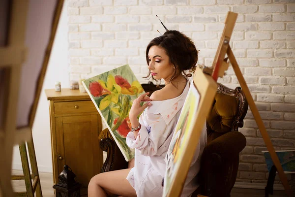 Malermädchen im Atelier im weißen Hemd — Stockfoto