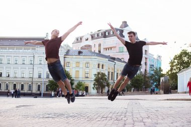 Dansçılar sokaklarda