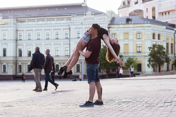 Dansçılar sokaklarda