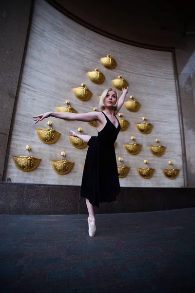 Ballet danseur dans la rue de la ville — Photo