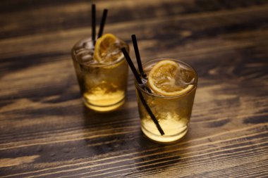 Ahşap masa üzerinde alkollü kokteyl