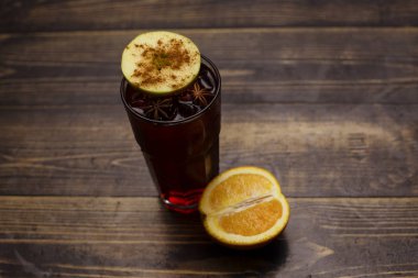 Ahşap masa üzerinde alkollü kokteyl