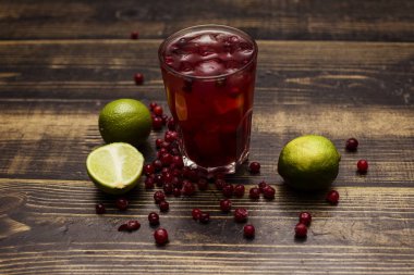 Ahşap masa üzerinde alkollü kokteyl