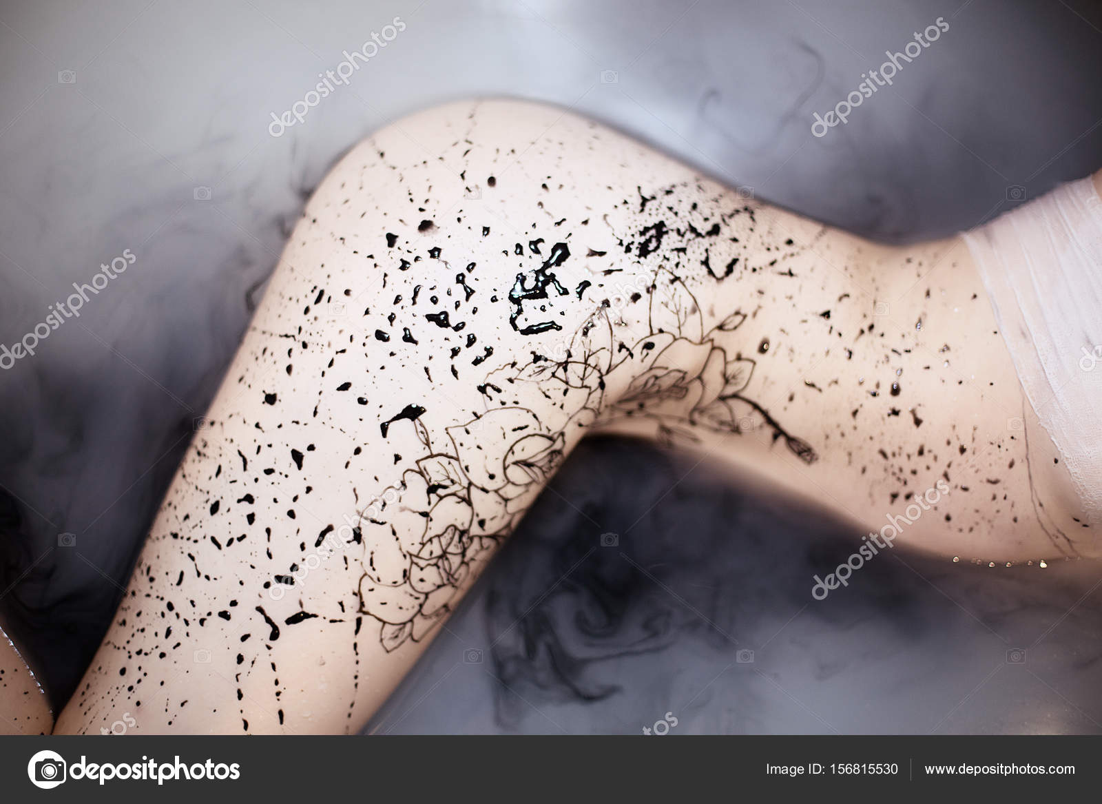 Porträt eines nackten Mädchens im Bad mit Wildwasser — Stockfoto