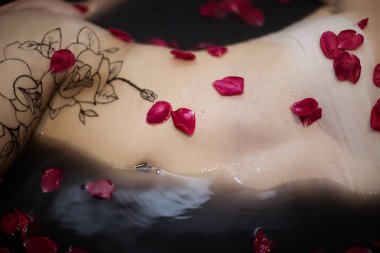 Beyaz su ile banyo çıplak kız portresi