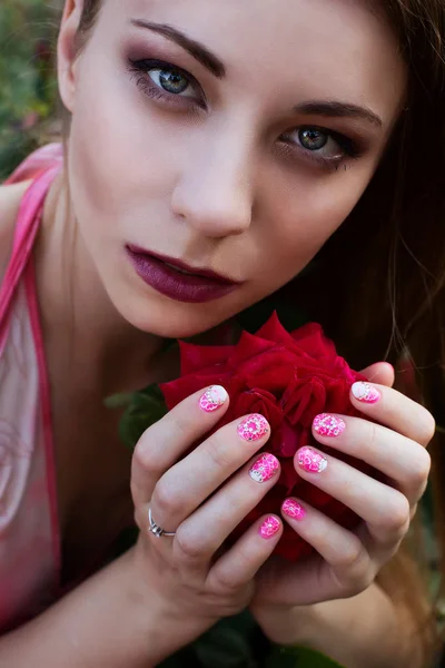 Портрет девушки с красивым макияжем и розовым ногтем — стоковое фото