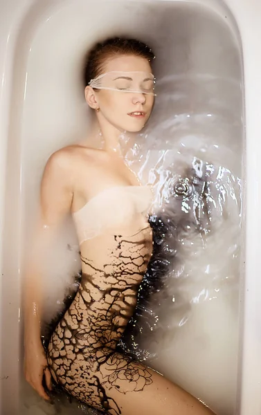 Beyaz su ile banyo çıplak kız portresi — Stok fotoğraf