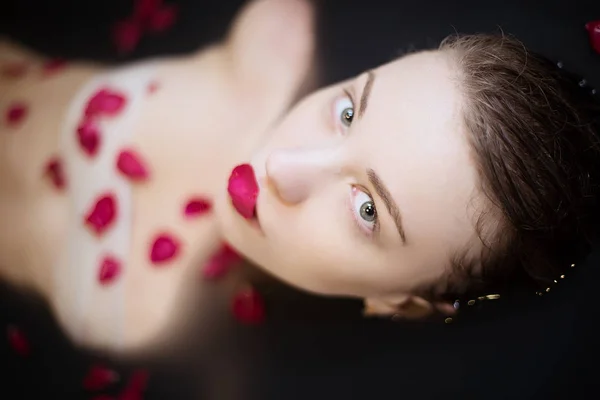 Portrait de fille nue dans le bain avec de l'eau noire — Photo