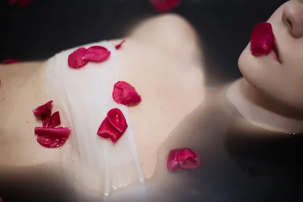 Portrait de fille nue dans le bain avec de l'eau noire — Photo